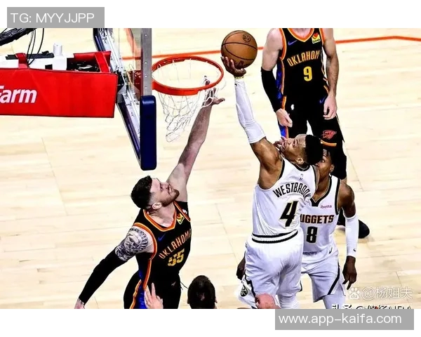 约基奇抱法国球星引领掘金队逆袭夺取国际篮球赛胜利